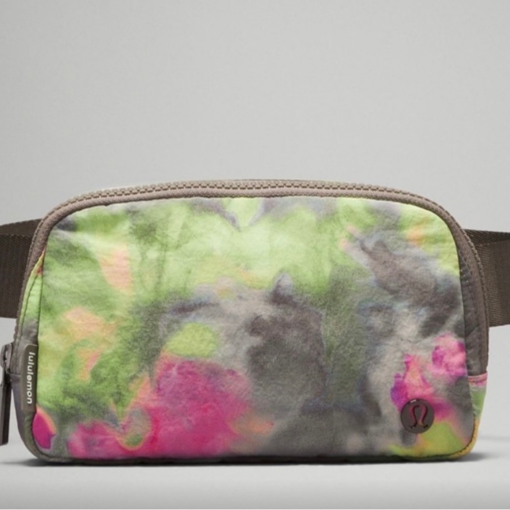 Lululemon NWT everywhere belt bag hyper dye multi